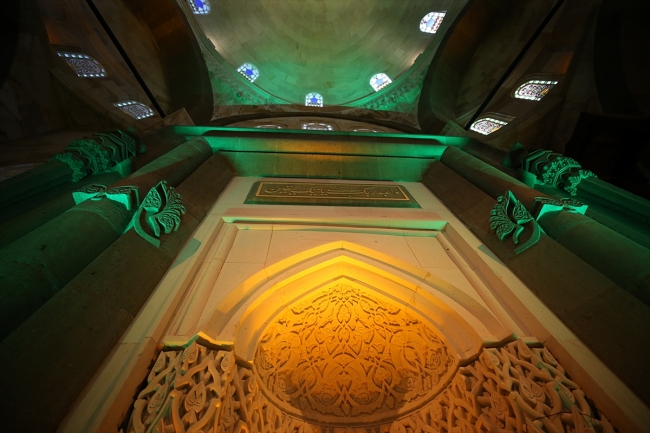 Taşları el işçiliğiyle yapılan Yeşil Cami'nin inşaatı yıllardır sürüyor